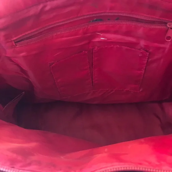 Elegant Red Crocodile-Embossed Shoulder Bag - Picture 8 of 12